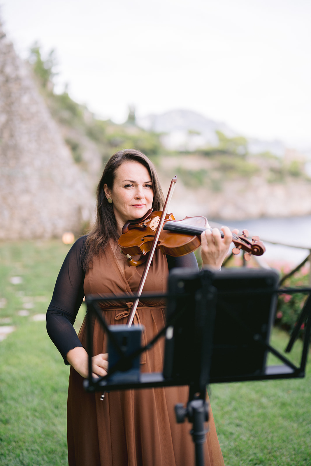 Andrea Gallucci - Destination Wedding Photographer- Amalfi Coast Positano Santorini Barcellona Rome Ravello Paris New York a violinist playing during wedding ceremony