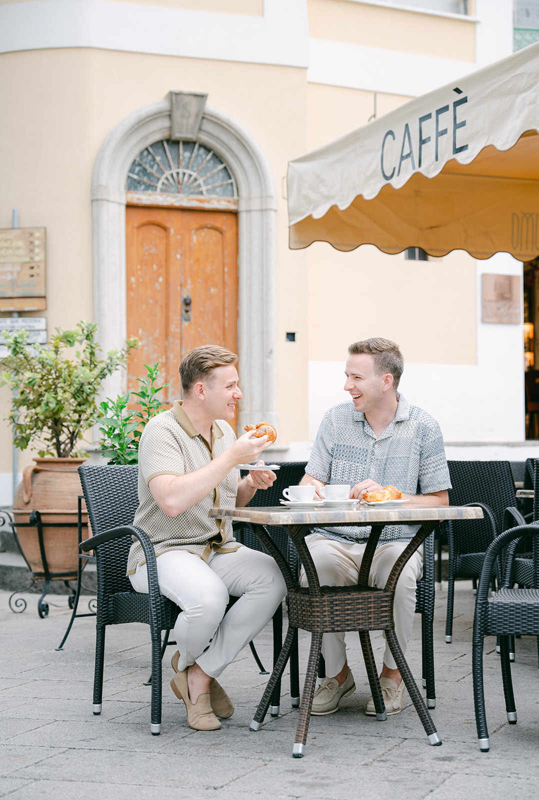 couple photoshoot at the mains quare in Ravello