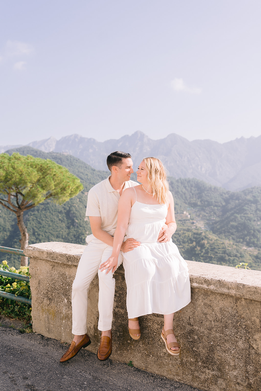 summer couple poses