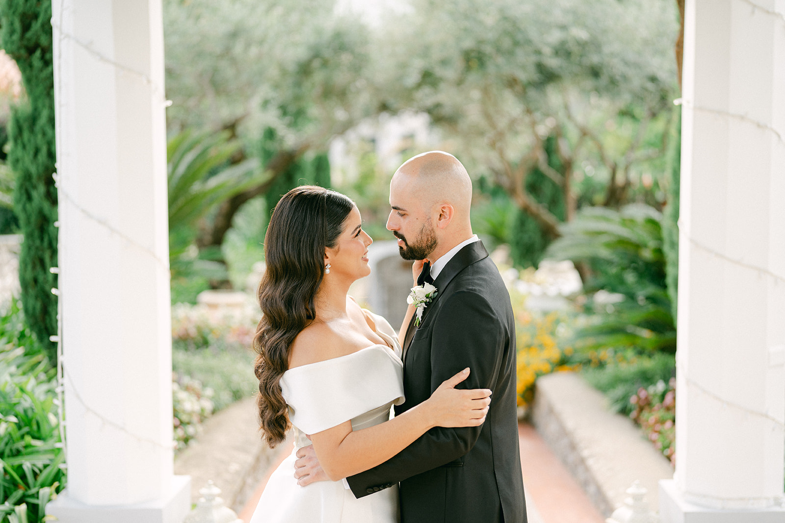 Luxury Amalfi Coast wedding photography capturing the first look at Villa Rufolo