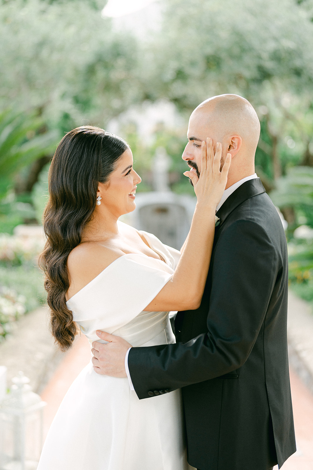 Bride and groom’s first look at a luxury Amalfi Coast villa photographed by an Italian wedding photographer