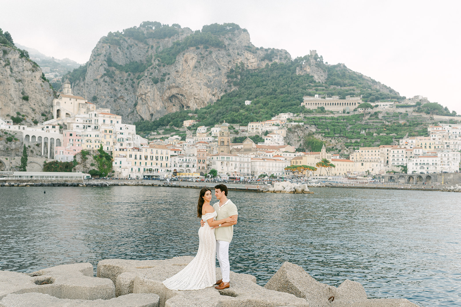 Bride and groom-to-be portraits with cliffs in the background in Amalfi