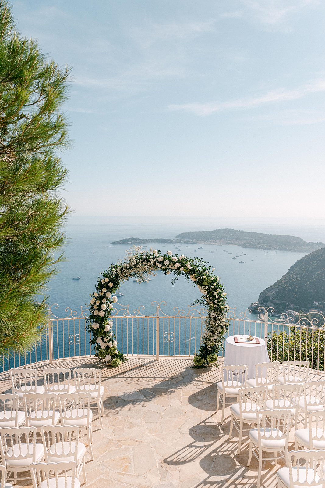 Romantic outdoor wedding ceremony at Château de la Chèvre d’Or