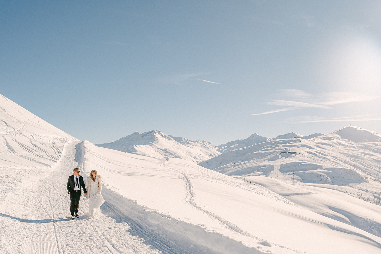 Romantic snowy wedding photos in the Dolomites with sunlight
