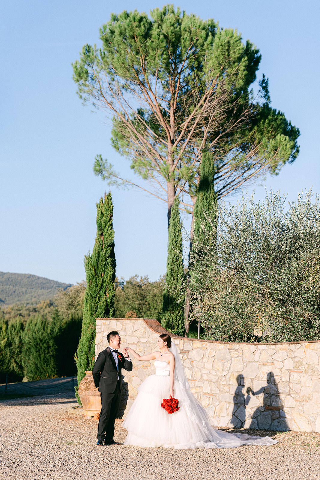 October Tuscany wedding with red foliage and dramatic atmosphere