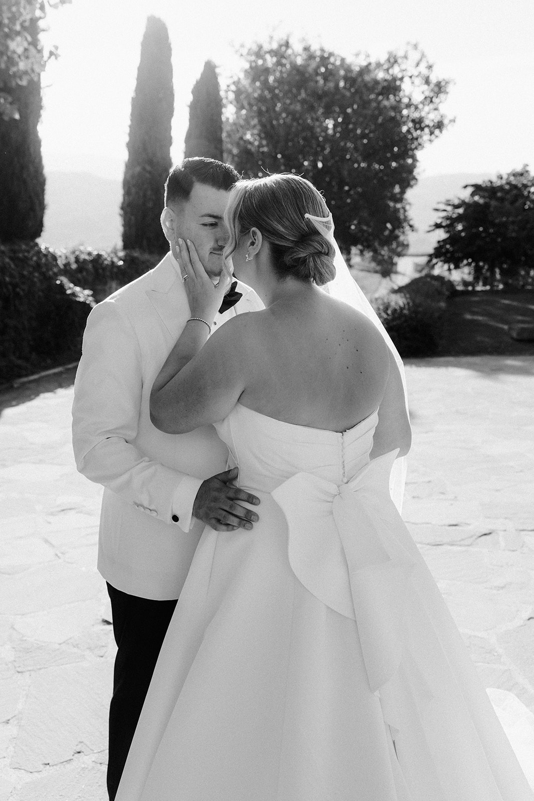 Timeless outdoor wedding portraits in the Tuscan countryside